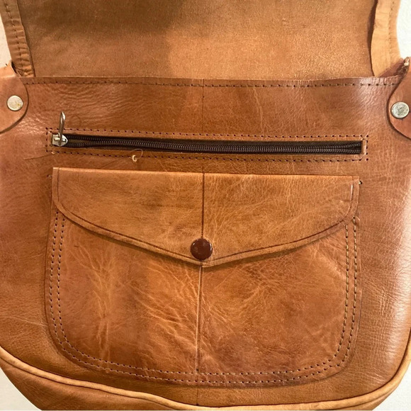 SADDLE Shaped Hand Crafted Leather Adjustable Strap Buckle Closure Purse Bag - Picture 11 of 14